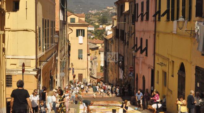 Imperia, russo “generoso” lascia 50 rubli nel cestino dell’Infiorata di via Carducci