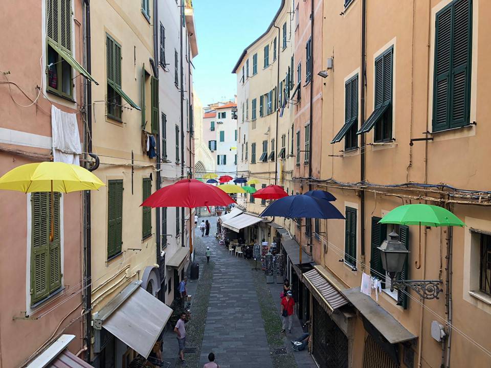 ombrelli colorati su piazza San Siro