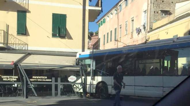 Taggia, autobus RT sfonda il dehor di un bar