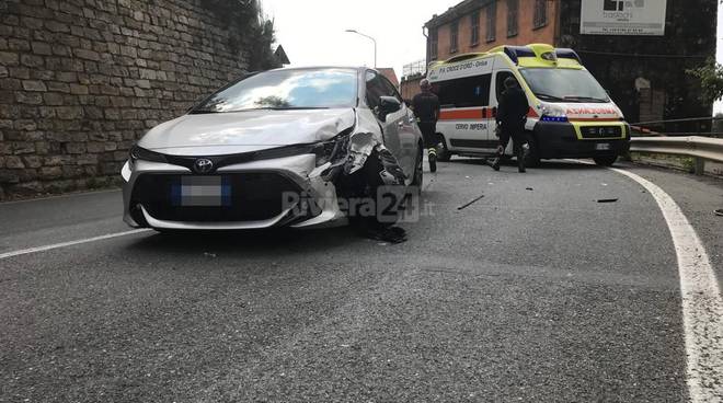 Imperia, scontro tra due auto a Castelvecchio