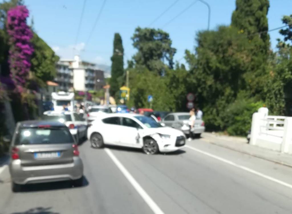 riviera24 - incidente sull'Aurelia a Capo Nero