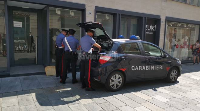 Sanremo, accattonaggio in centro: i carabinieri allontanano due clochard e denunciano un venditore abusivo