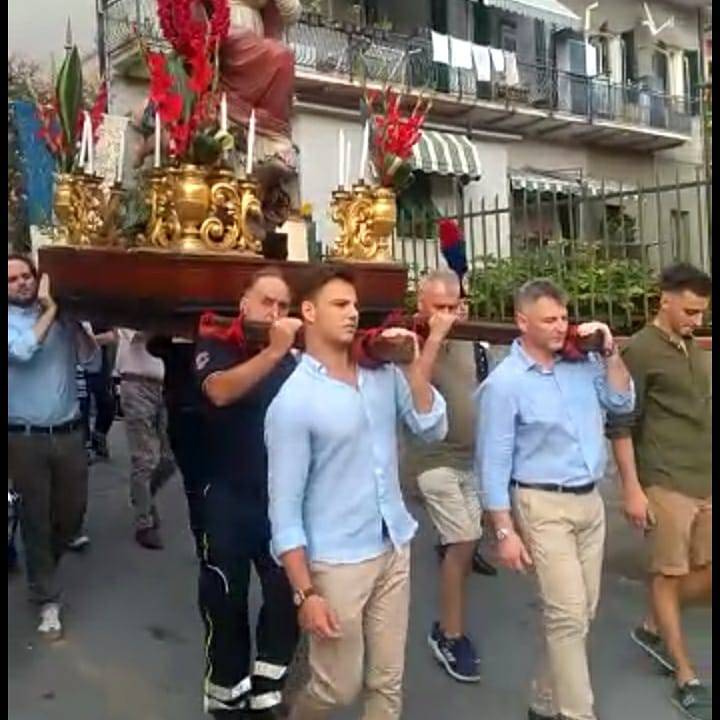 Monsignor Guglielmo Borghetti guida la processione a Pontedassio