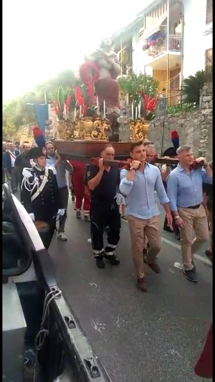 Monsignor Guglielmo Borghetti guida la processione a Pontedassio