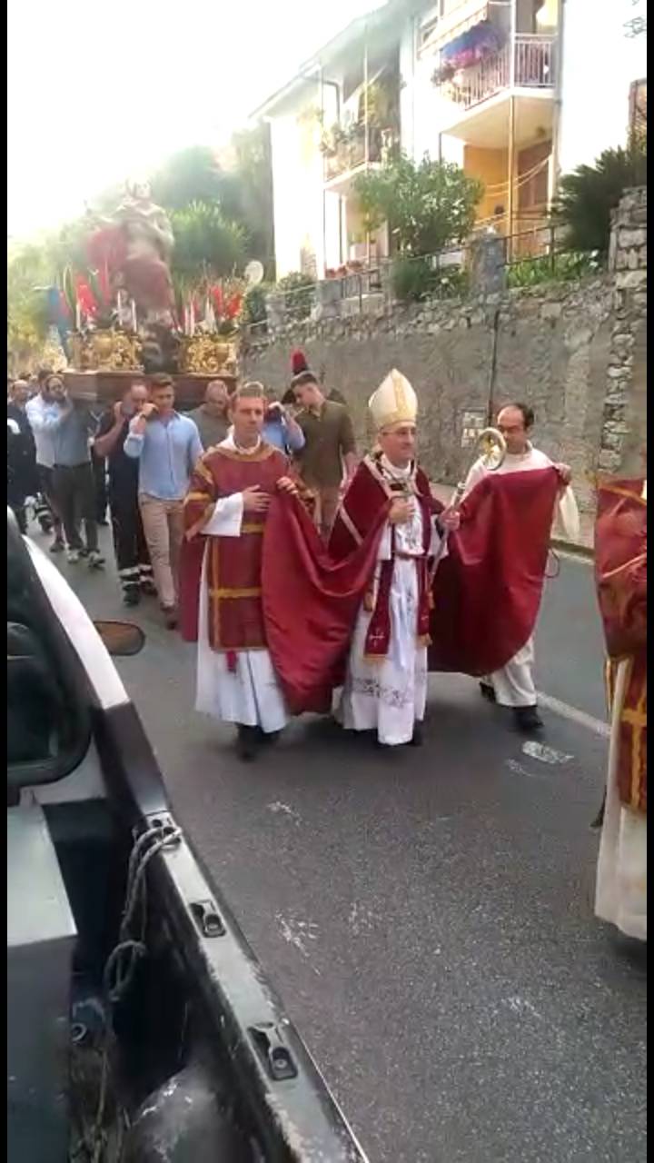 Monsignor Guglielmo Borghetti guida la processione a Pontedassio