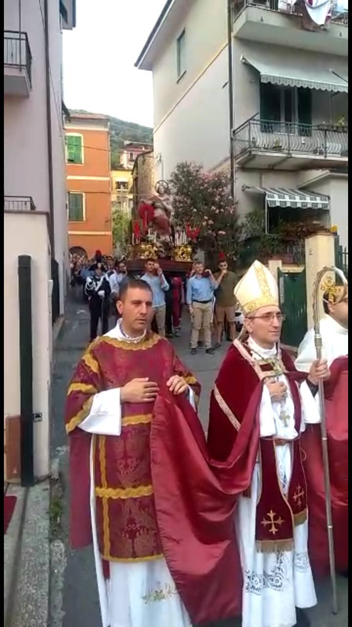 Monsignor Guglielmo Borghetti guida la processione a Pontedassio