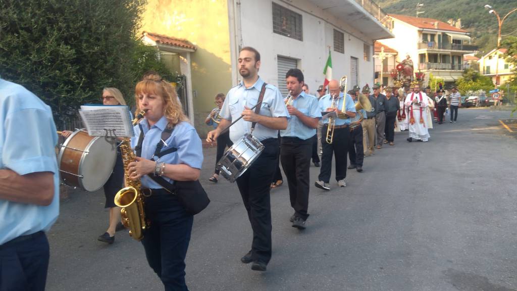 Monsignor Guglielmo Borghetti guida la processione a Pontedassio