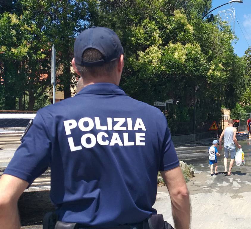 Diano Marina, la polizia sanziona 23 giovani e 11 minori che di notte bivaccano nei giardini pubblici