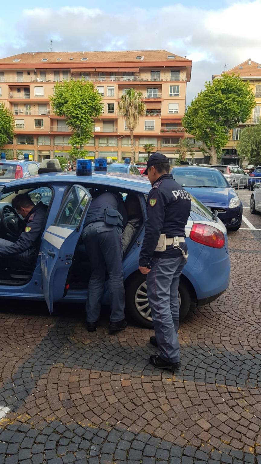 Riviera24- polizia di frontiera e auto rubata 