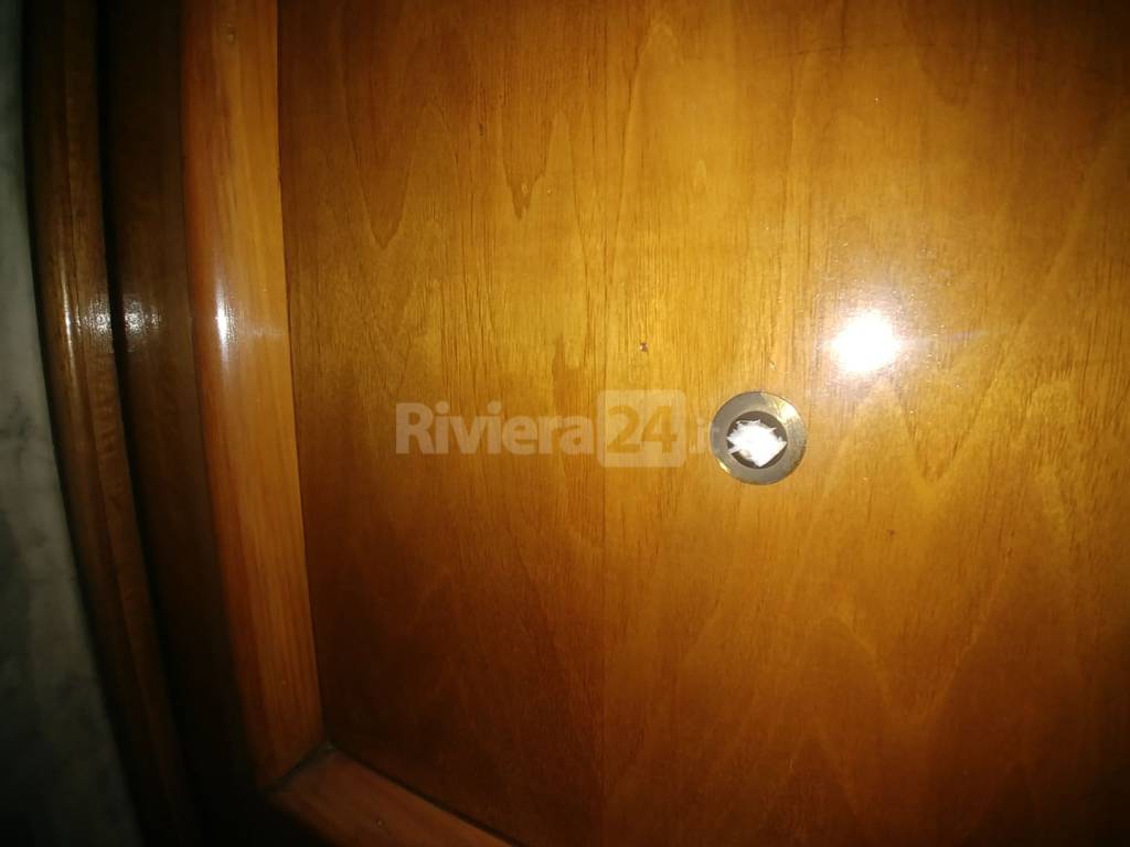 riviera24 - porte danneggiate spioncini oscurati