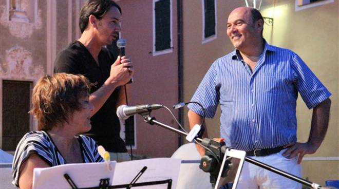 Riva Ligure, piazza Matteotti al completo per lo spettacolo dedicato al Festival della Canzone Italiana