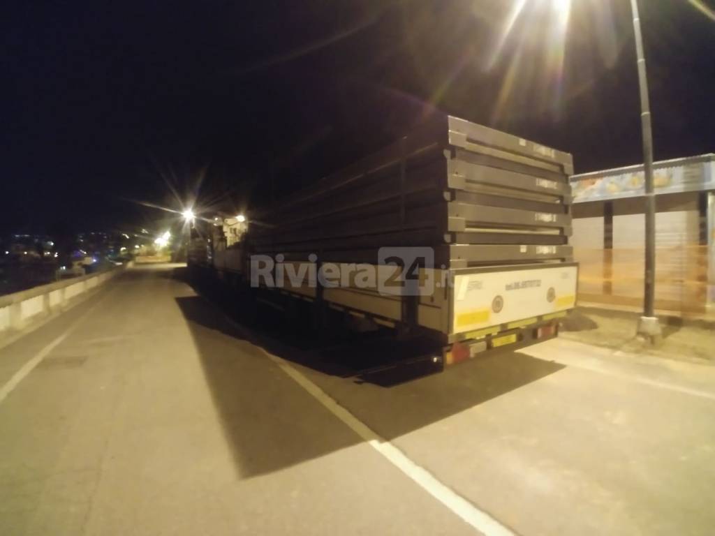 Arrivo camion prefabbricati Pascoli