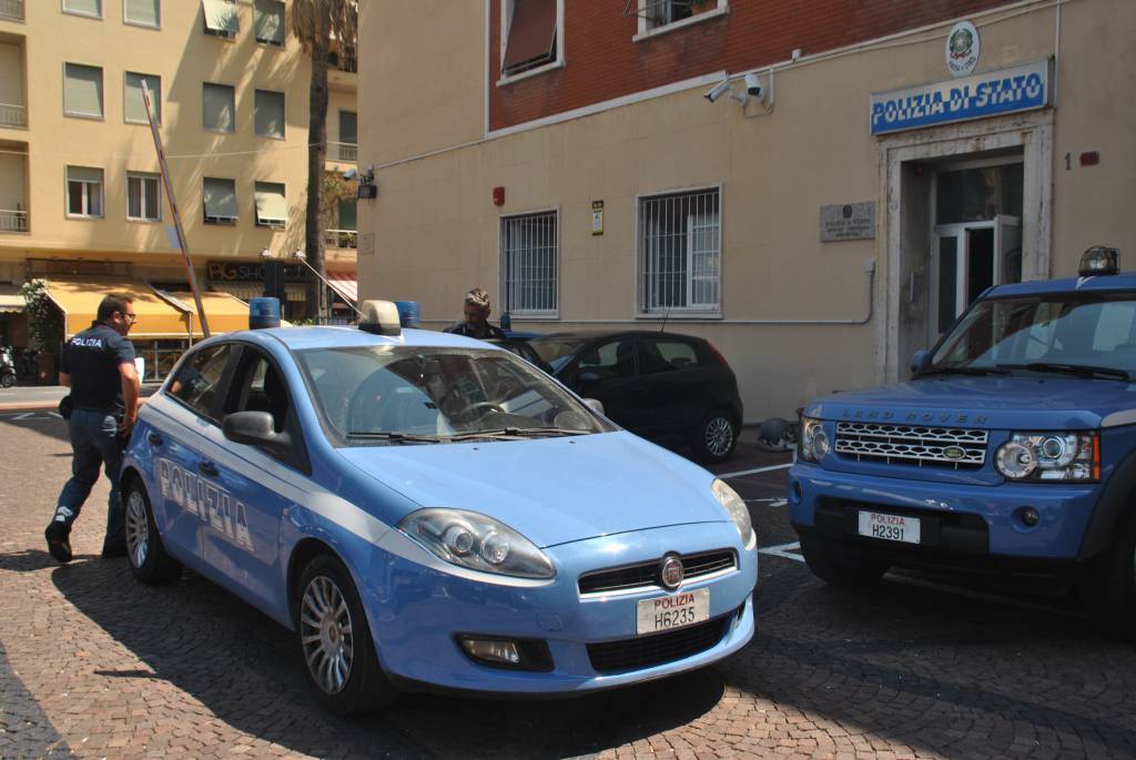 Ventimiglia, poliziotta fuori servizio riconosce rapinatore seriale. Inseguimento con arresto in via Cavour