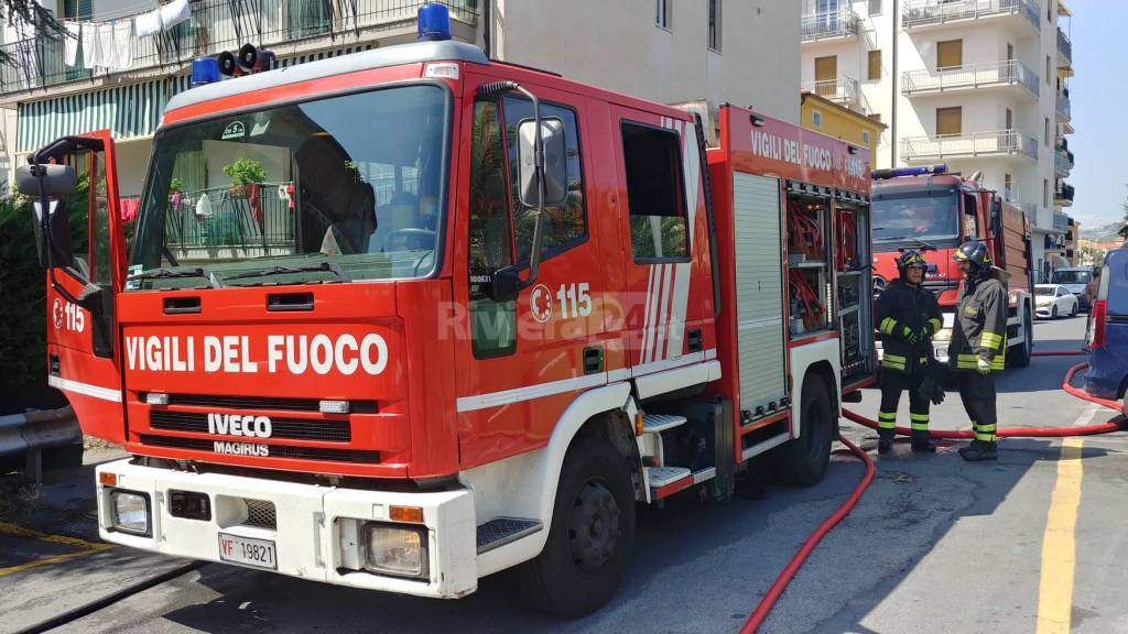 riviera24 - Riva Ligure, incendio carbonizza auto di un turista