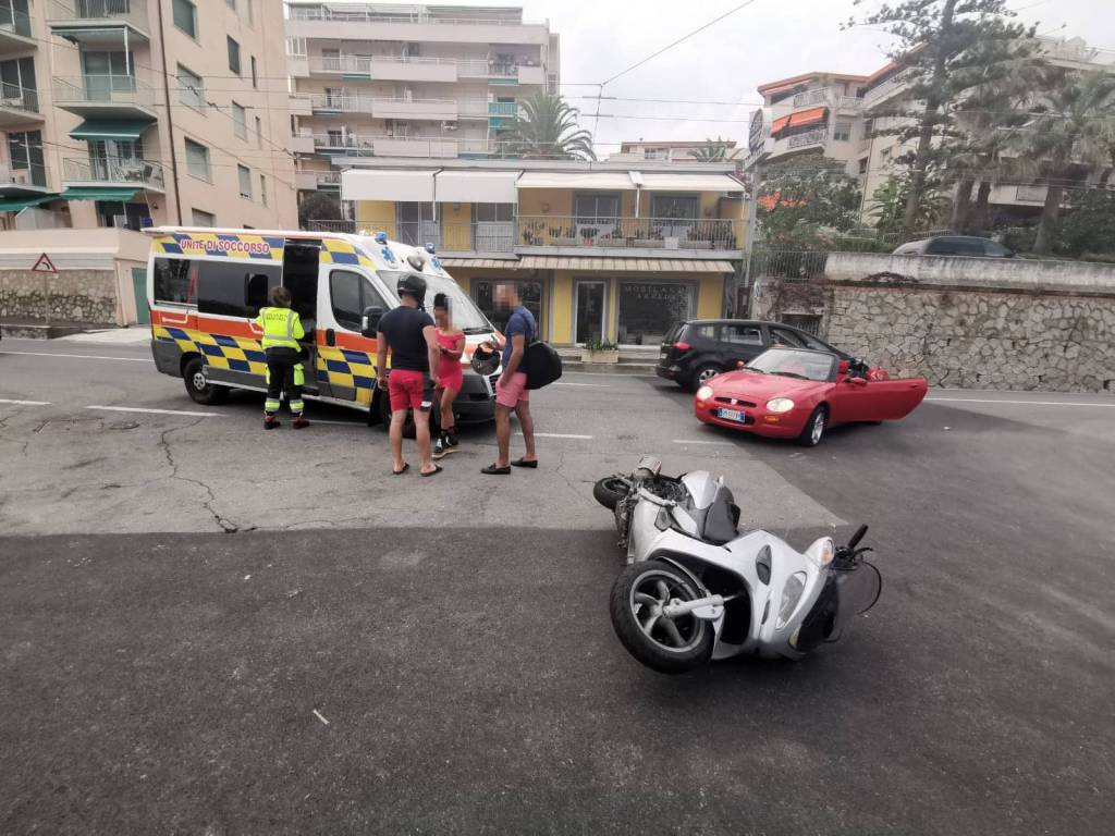 riviera24 - Sanremo, scontro auto-scooter. Anziano ferito