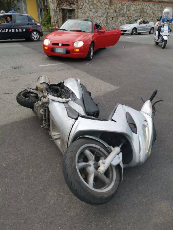 riviera24 - Sanremo, scontro auto-scooter. Anziano ferito