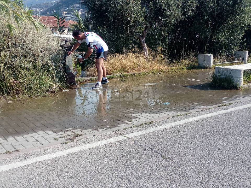 riviera24 - Taggia, incuria e degrado sulla pista ciclopedonale