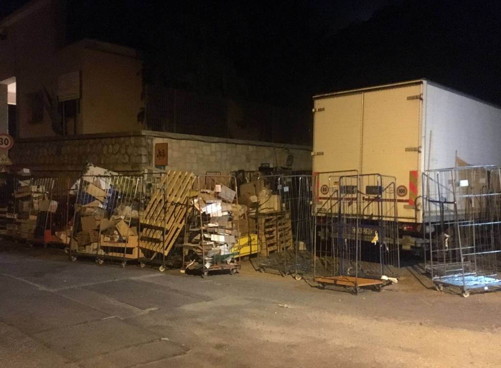 riviera24 - Ventimiglia, parcheggio del pulmino scolastico adibito a discarica