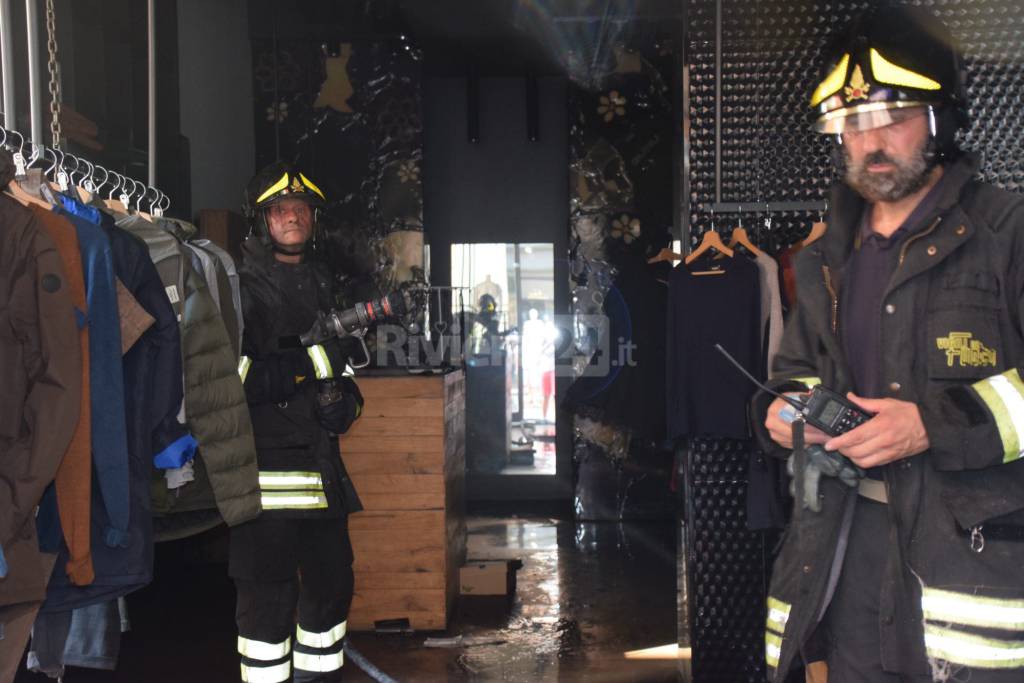 riviera24 - Ventimiglia per l'incendio di una boutique