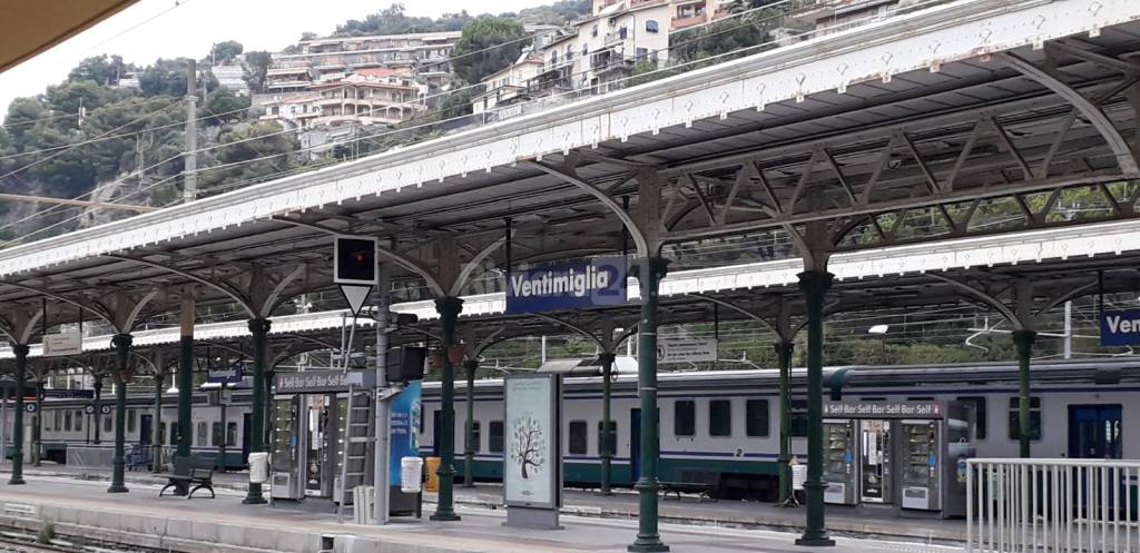 Ventimiglia, guasti e migranti sui binari: in tilt i treni a Ponente