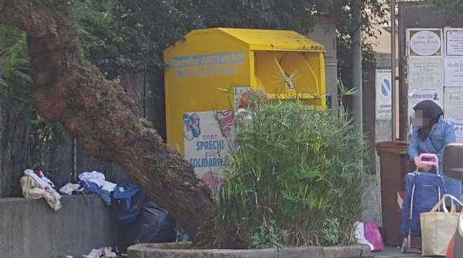 Bordighera, scelgono i vestiti destinati alla Caritas. Allontanate