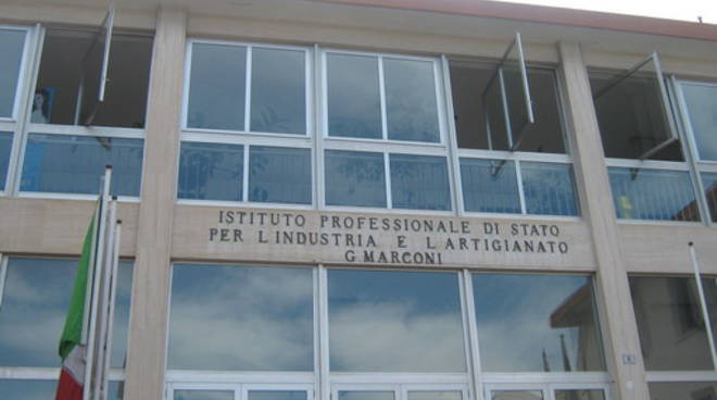 Lezioni on line in tilt all’Ipsia di Imperia, la Tim: «Qualcuno nell’Istituto ha invertito i cavi»