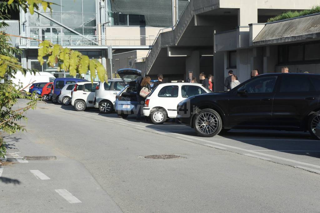 Imperia, cade dal tetto della piscina mentre fa parkour