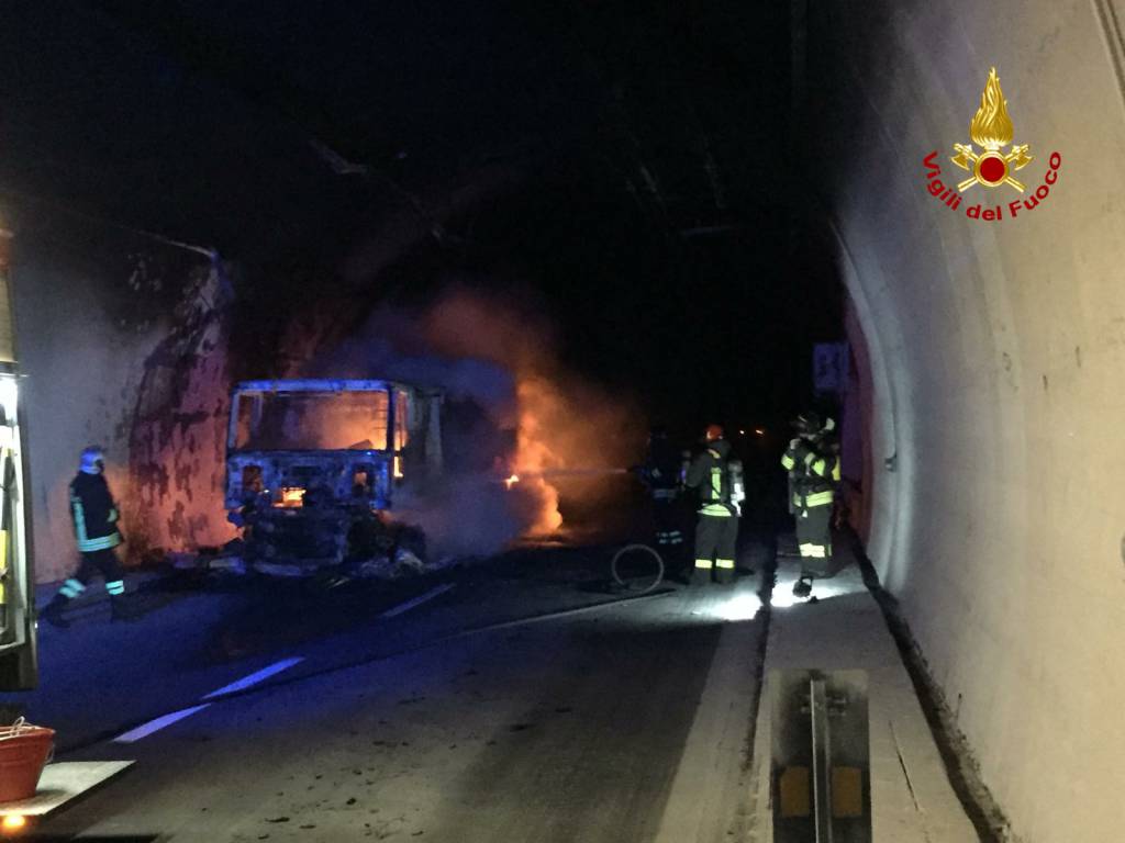 riviera24 - Tir a fuoco in galleria sulla A10