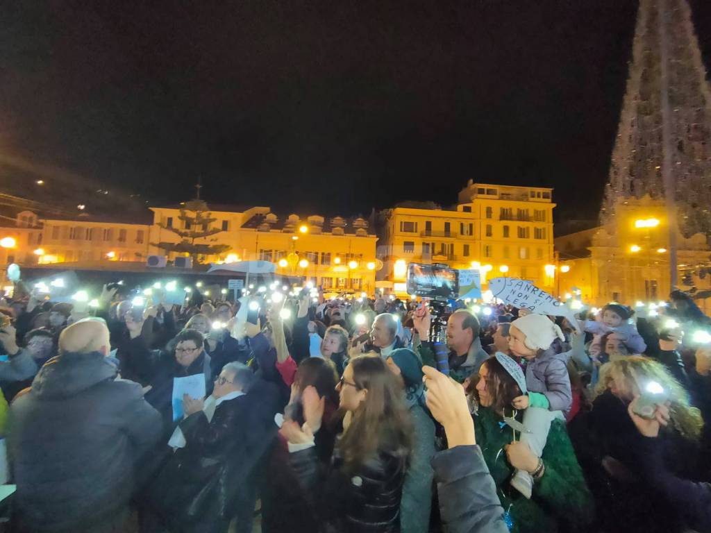 Le Sardine manifestano in piazza Colombo a Sanremo