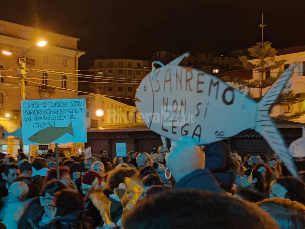 Le Sardine manifestano in piazza Colombo a Sanremo