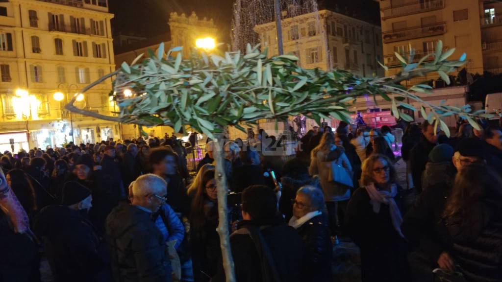 Le Sardine manifestano in piazza Colombo a Sanremo