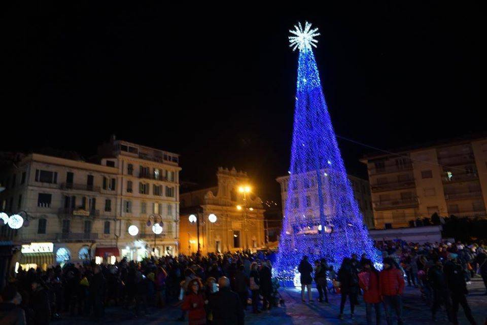 Primo Natale al tempo del Covid, sì allo shopping ma niente veglioni e feste in piazza