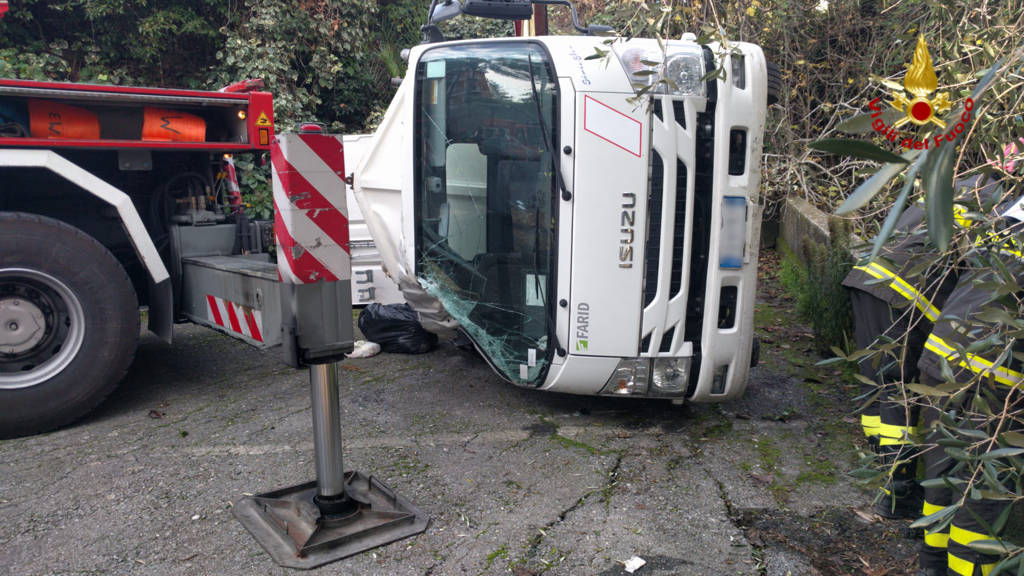 riviera24 - Sanremo, furgone esce fuoristrada