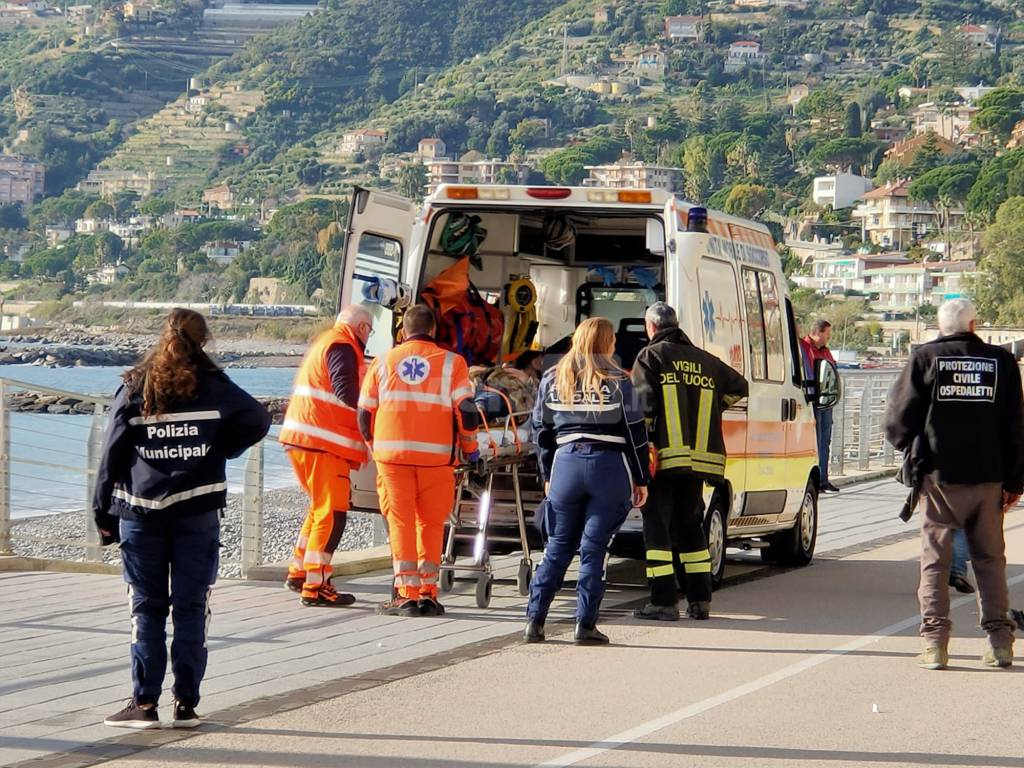 Uomo cade sugli scogli e resta incastrato a Ospedaletti