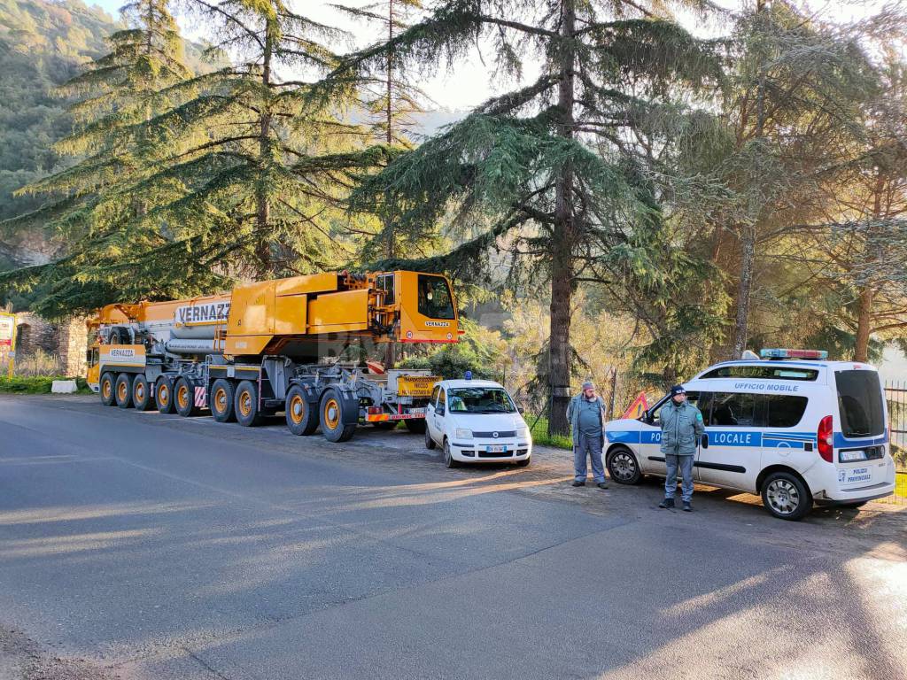 Arrivata la gru a Rocchetta Nervina