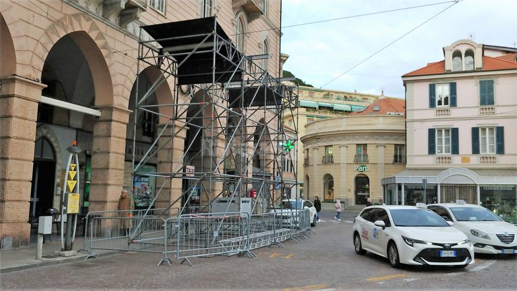 Festival fuori dall'Ariston palco piazza colombo