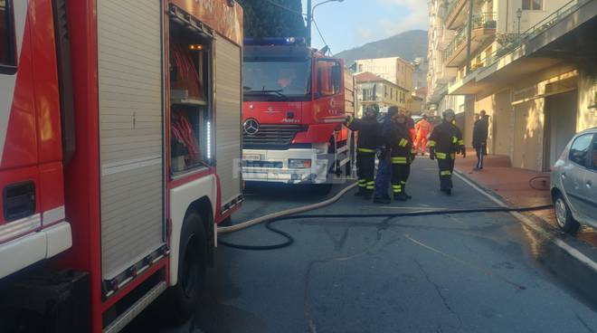 Taggia, incendio in piazza Spinola. Ci sono feriti