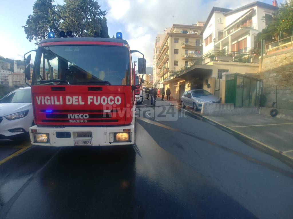 Fiamme in un garage in via Dante, vigili del fuoco in azione