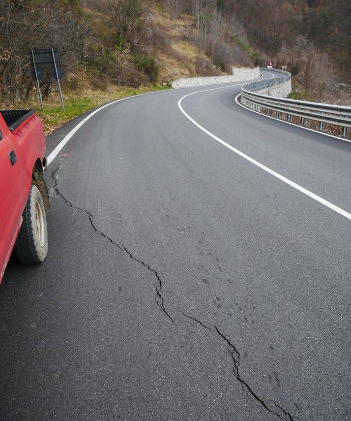 pericolo frana strada statale 28 e per Ottano