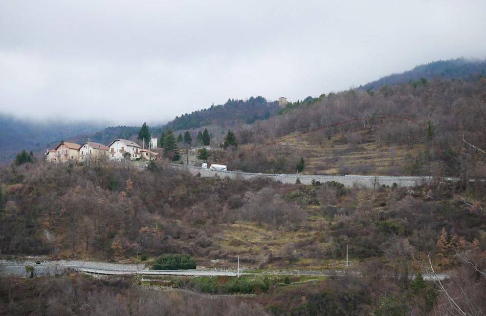 pericolo frana strada statale 28 e per Ottano