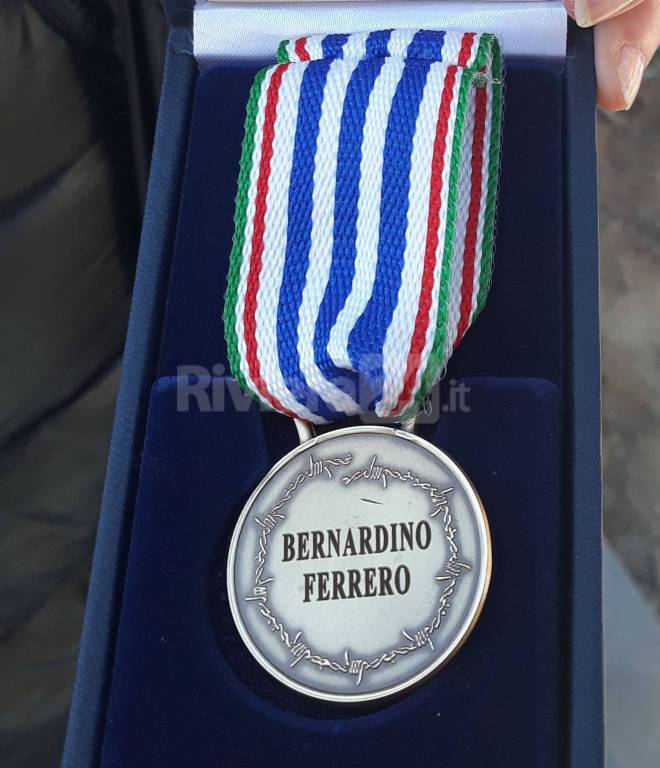 riviera24 - Consegna medaglia d’onore alla vedova di Bernardino Ferrero