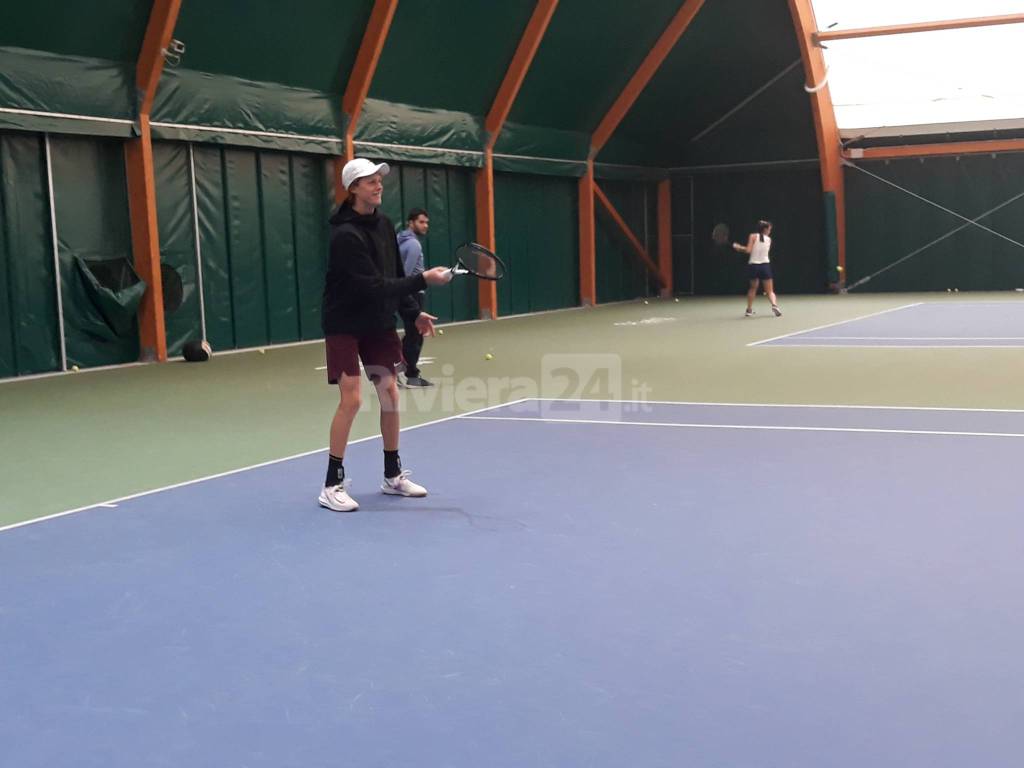 riviera24 - Fiorello gioca a tennis con Sinner