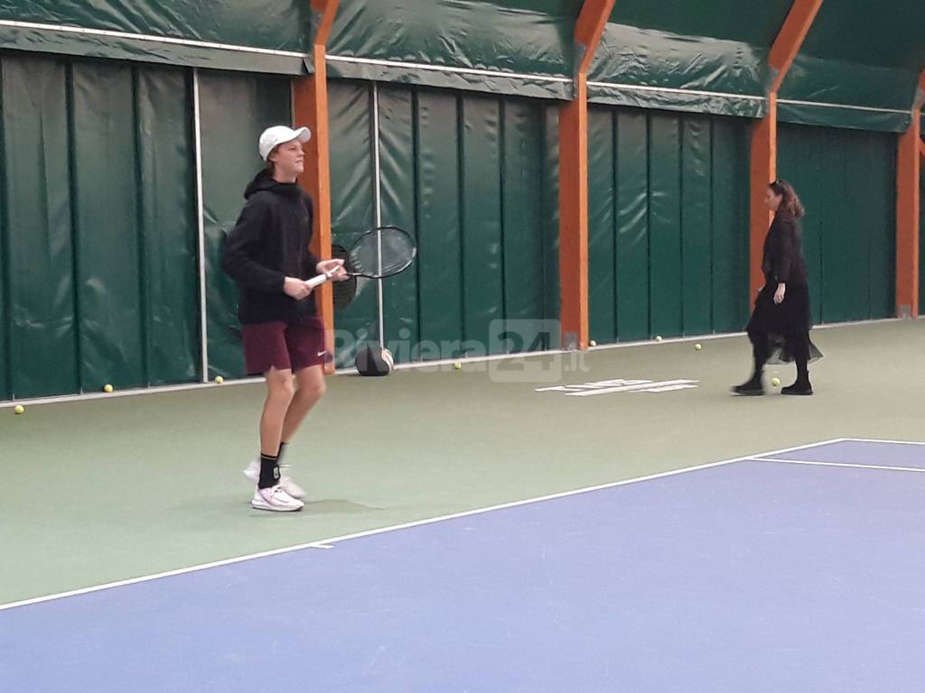 riviera24 - Fiorello gioca a tennis con Sinner