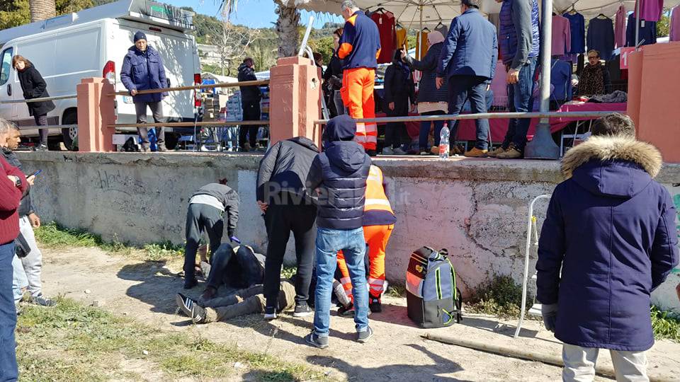 riviera24 - Ventimiglia, due ambulanti cadono sul greto del Roya