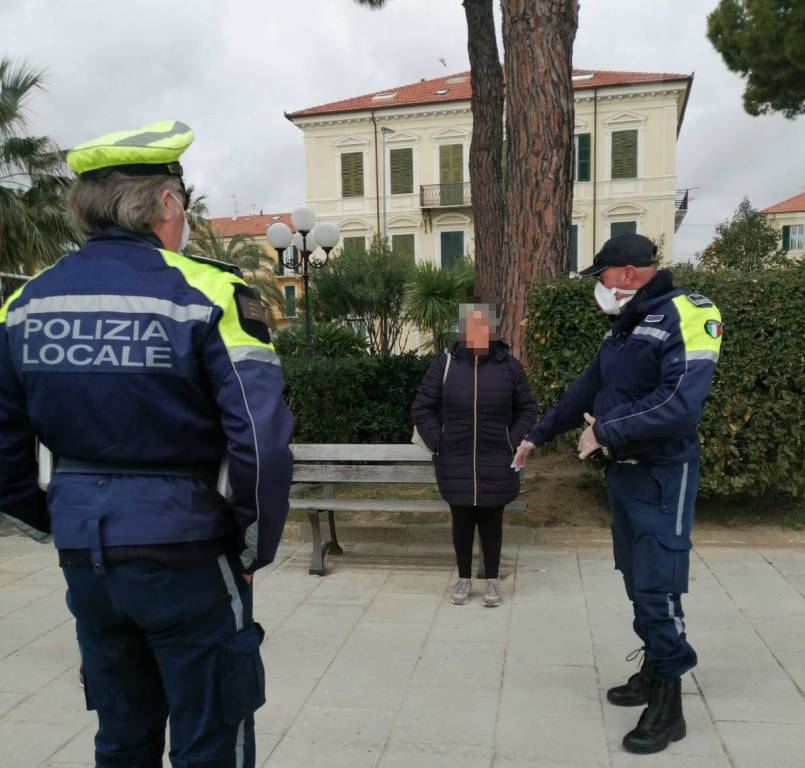 Coronavirus, controlli della polizia municipale di Diano  