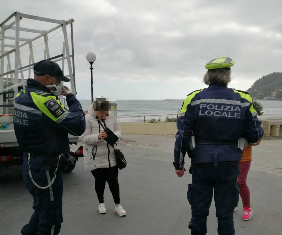 Coronavirus, controlli della polizia municipale di Diano  