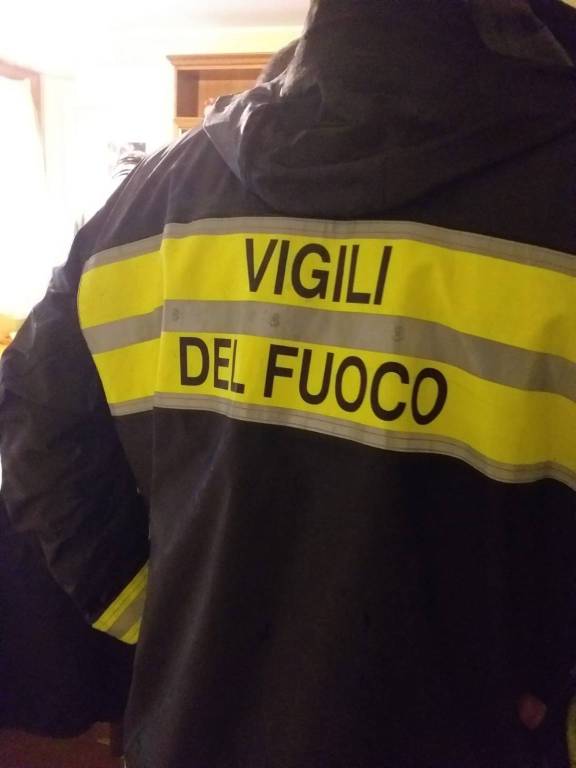 Ventimiglia, strada inaccessibile: i vigili del fuoco portano donna a partorire in ospedale