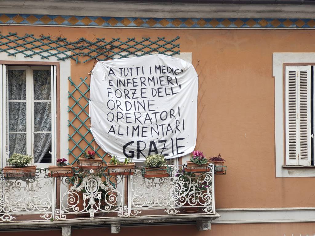 striscione ringraziamento via pirinoli