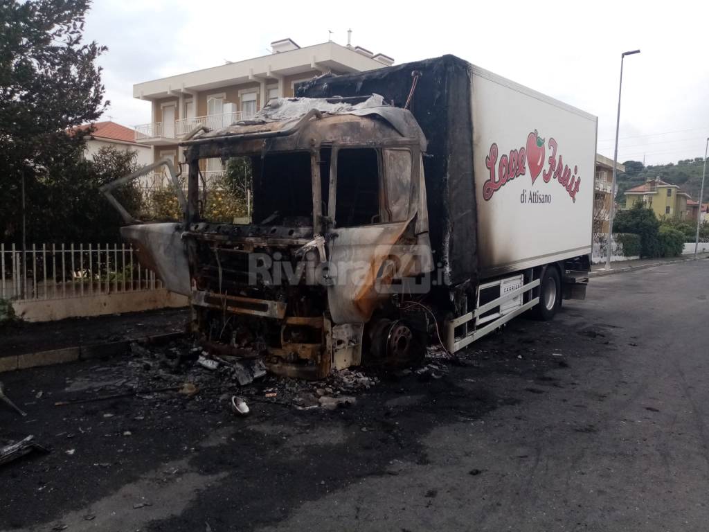 camion bruciato diano marina