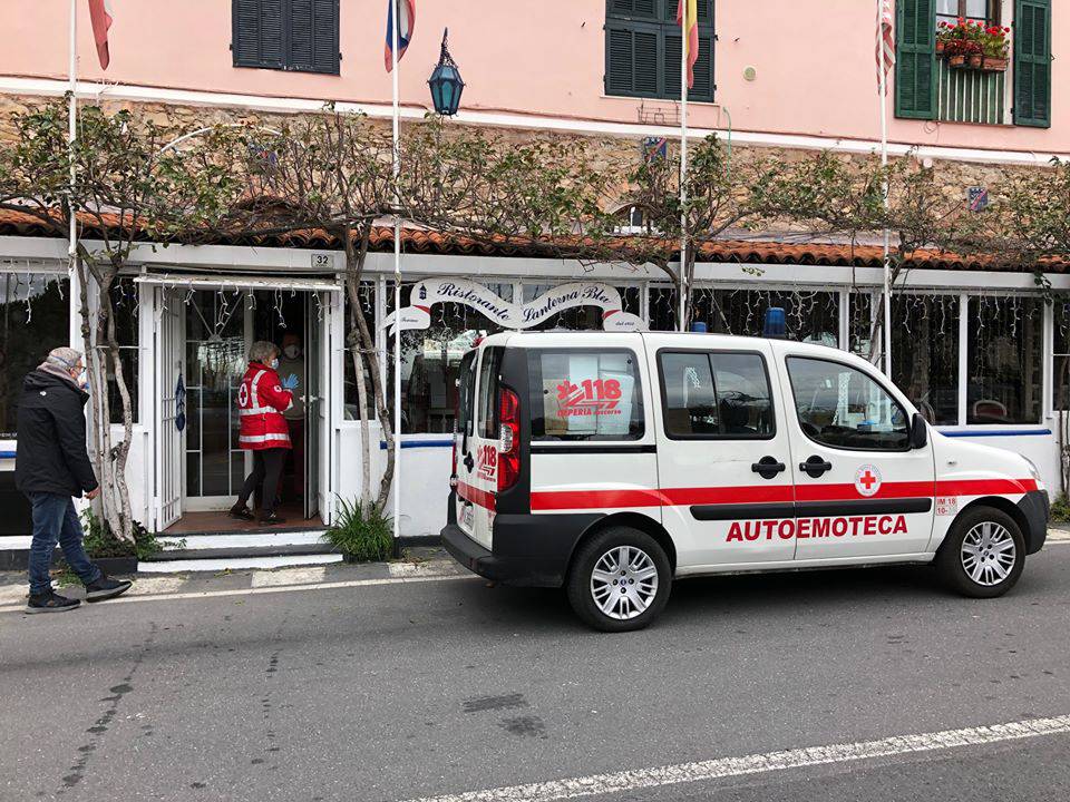 Donazione generi alimentari alla Croce Rossa di Imperia